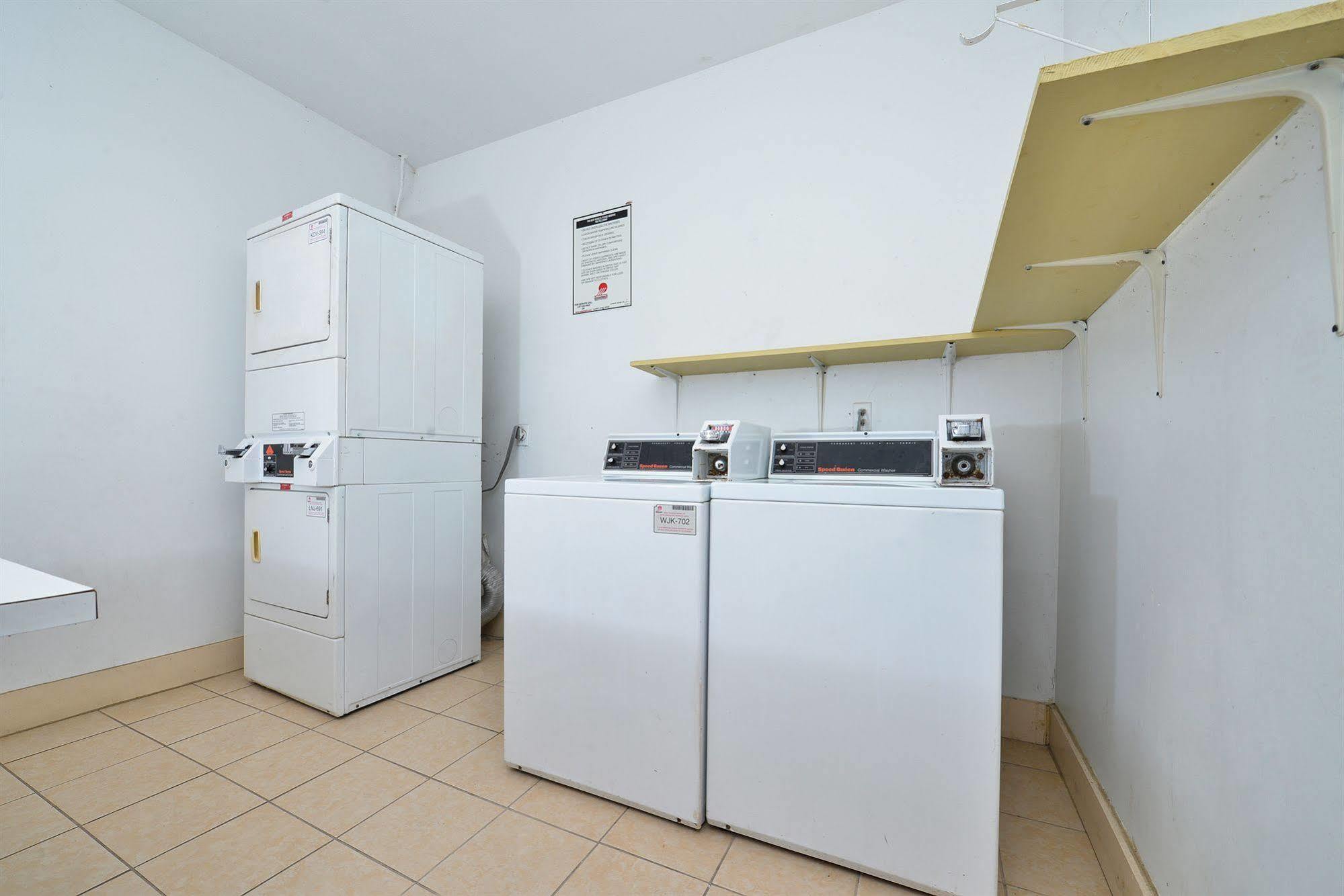 Super 8 By Wyndham יוניברסל סיטי מראה חיצוני תמונה